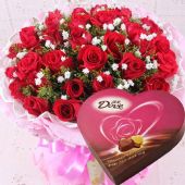 鲜花:33朵优质红玫瑰 黄莺搭配 满天星点缀；加一盒德芙心语巧克力